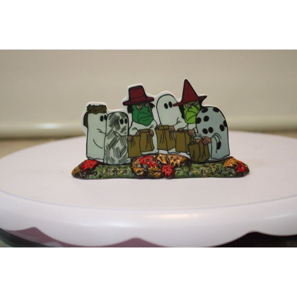 Dept 56 Halloween Village - Trick or Treat Lane with Peanuts - Picture 6 of 10